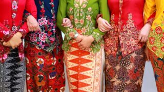 แฟชั่นผ้าบาติก สีสันสดใสจากอินโดนีเซีย