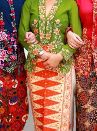 แฟชั่นผ้าบาติก สีสันสดใสจากอินโดนีเซีย
